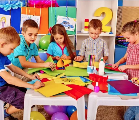 Figura 1: Crianças Engajadas em Atividade Lúdica na Escola 